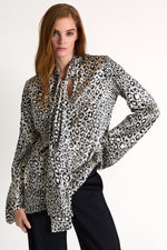 Load image into Gallery viewer, Shan Elegant Printed silk blouse
