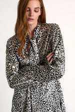 Load image into Gallery viewer, Shan Elegant Printed silk blouse
