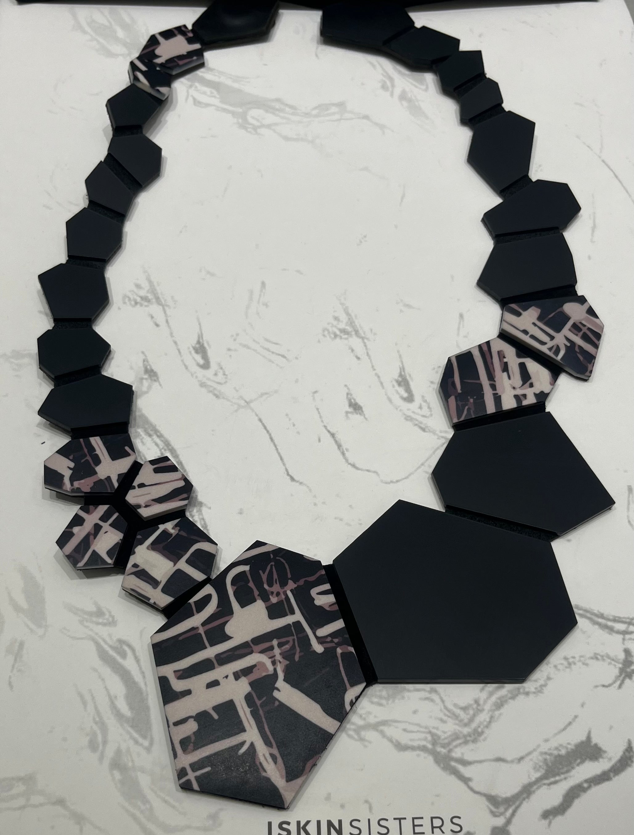 Iskin Sister Frame Sketch Necklace Short-Black