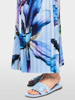 Load image into Gallery viewer, Marc Cain Pleated midi skirt with lily print
