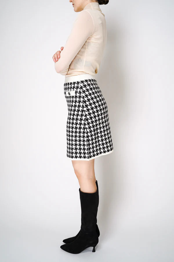 D. EXTERIOR KNITTED MINI SKIRT IN CLASSIC HOUNDSTOOTH PRINT