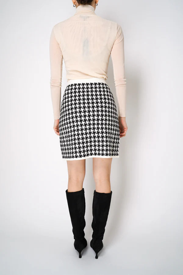 D. EXTERIOR KNITTED MINI SKIRT IN CLASSIC HOUNDSTOOTH PRINT