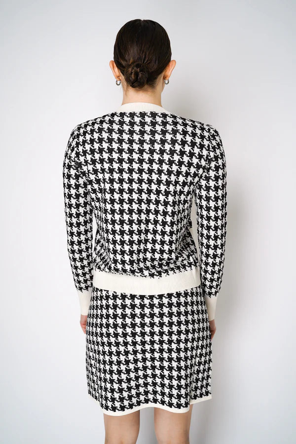 D. EXTERIOR BUTTON KNIT CARDIGAN IN CLASSIC HOUNDSTOOTH PRINT