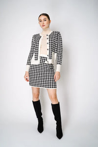 D. EXTERIOR BUTTON KNIT CARDIGAN IN CLASSIC HOUNDSTOOTH PRINT