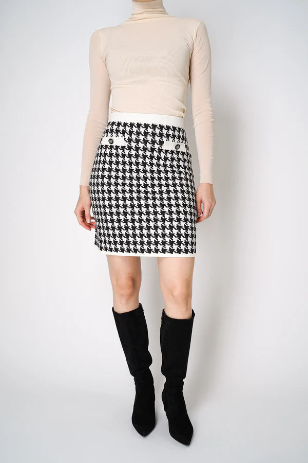 D. EXTERIOR KNITTED MINI SKIRT IN CLASSIC HOUNDSTOOTH PRINT