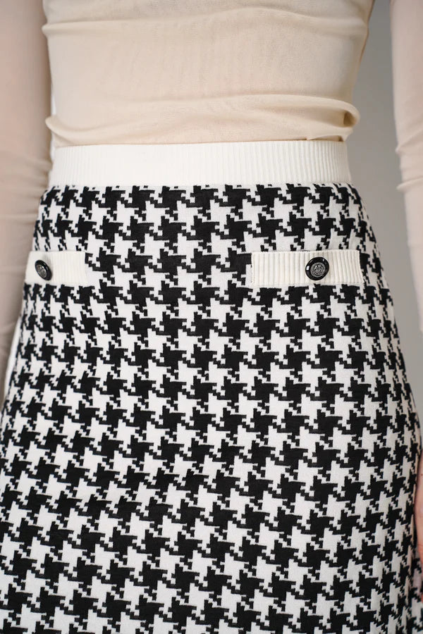 D. EXTERIOR KNITTED MINI SKIRT IN CLASSIC HOUNDSTOOTH PRINT